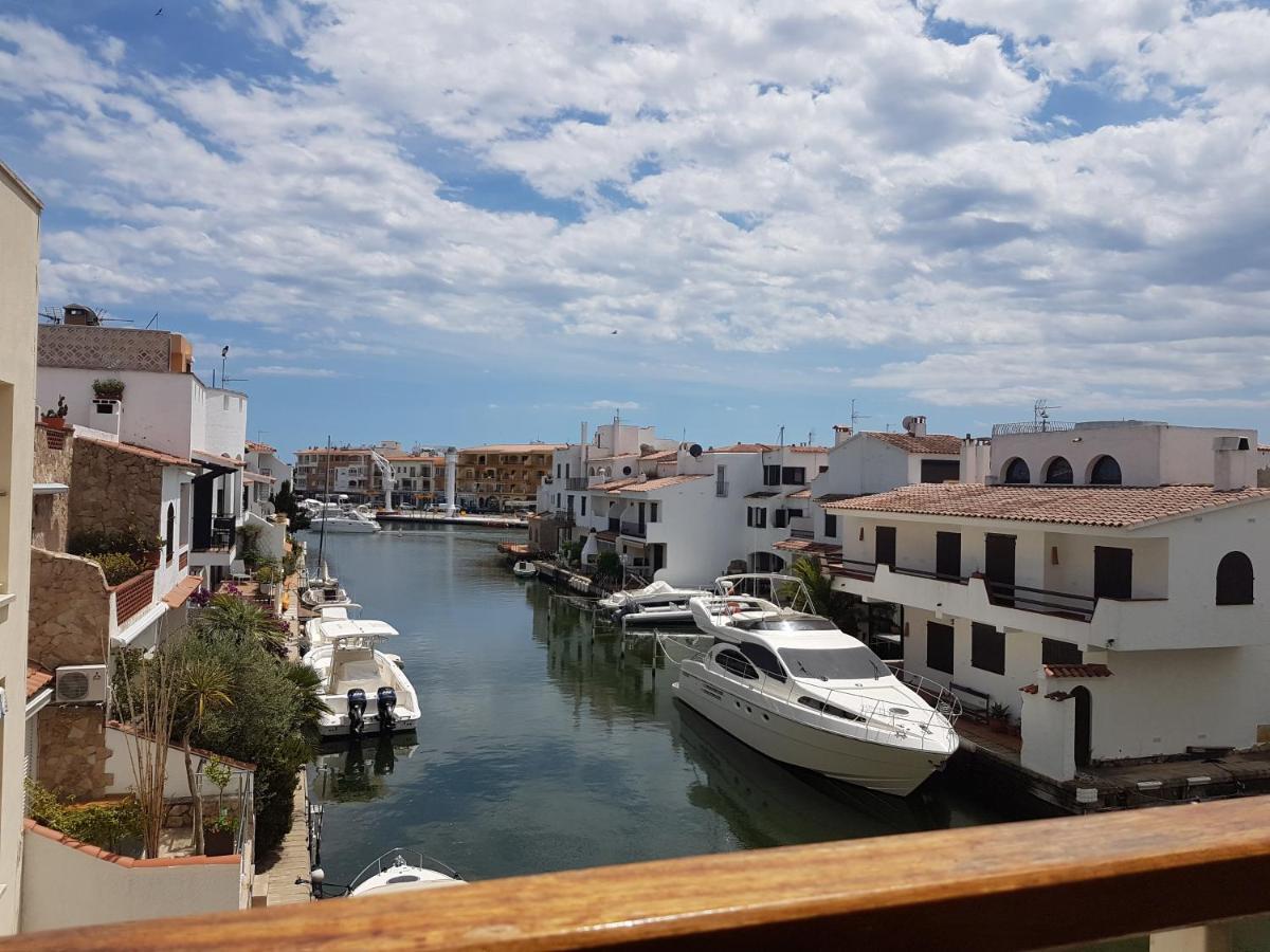 Magnífico apartamento junto al canal principal. Empuriabrava Esterno foto