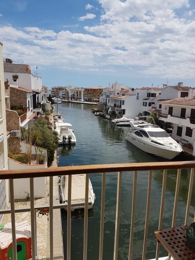 Magnífico apartamento junto al canal principal. Empuriabrava Esterno foto
